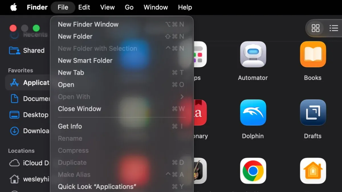 macOS Golden Gate interface displays a restored iconless menu bar to improve readability and reduce clutter.