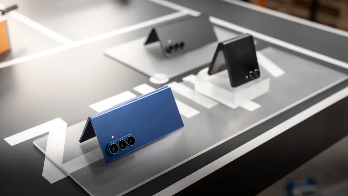 Galaxy Z Fold 8 and Fold 8 Ultra dummy units highlighting folded dimensions, color variations, and hinge gap details