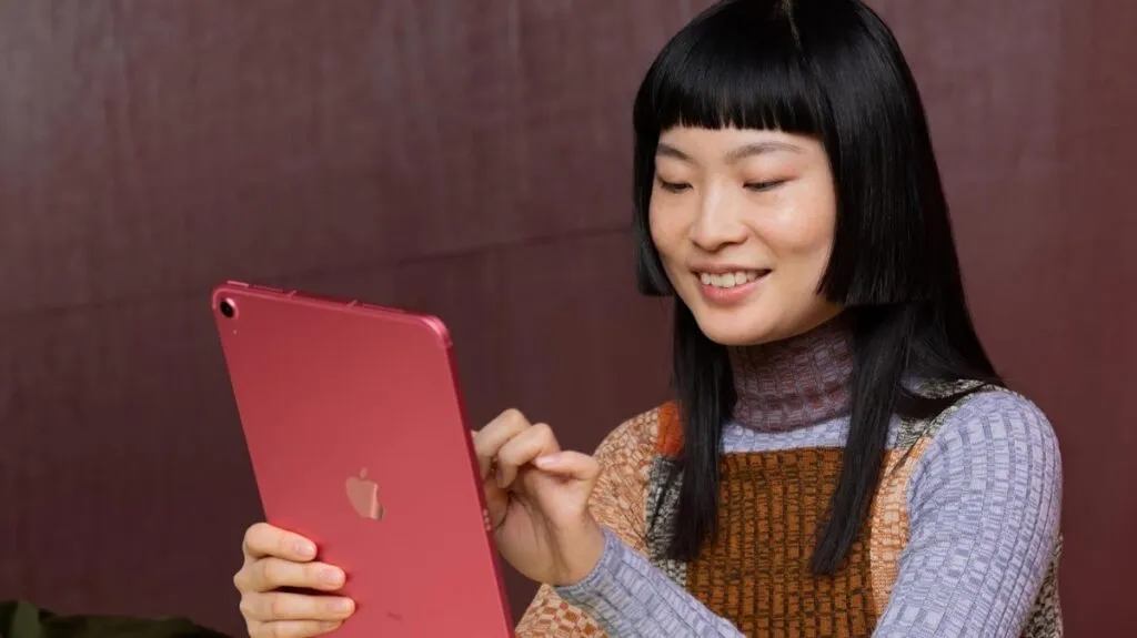 iPad displaying iPadOS 27 beta interface alongside a hardware compatibility checklist