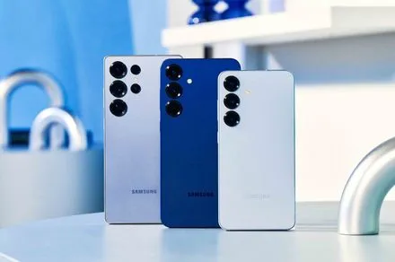 The Galaxy S25 smartphone displays the One UI 8.5 firmware update screen for new AI notification features.