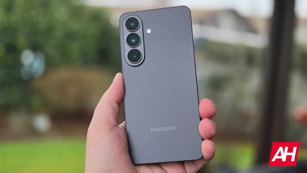 Samsung flagship smartphone on a retail site shows a temporary discount to illustrate early launch pricing strategies.