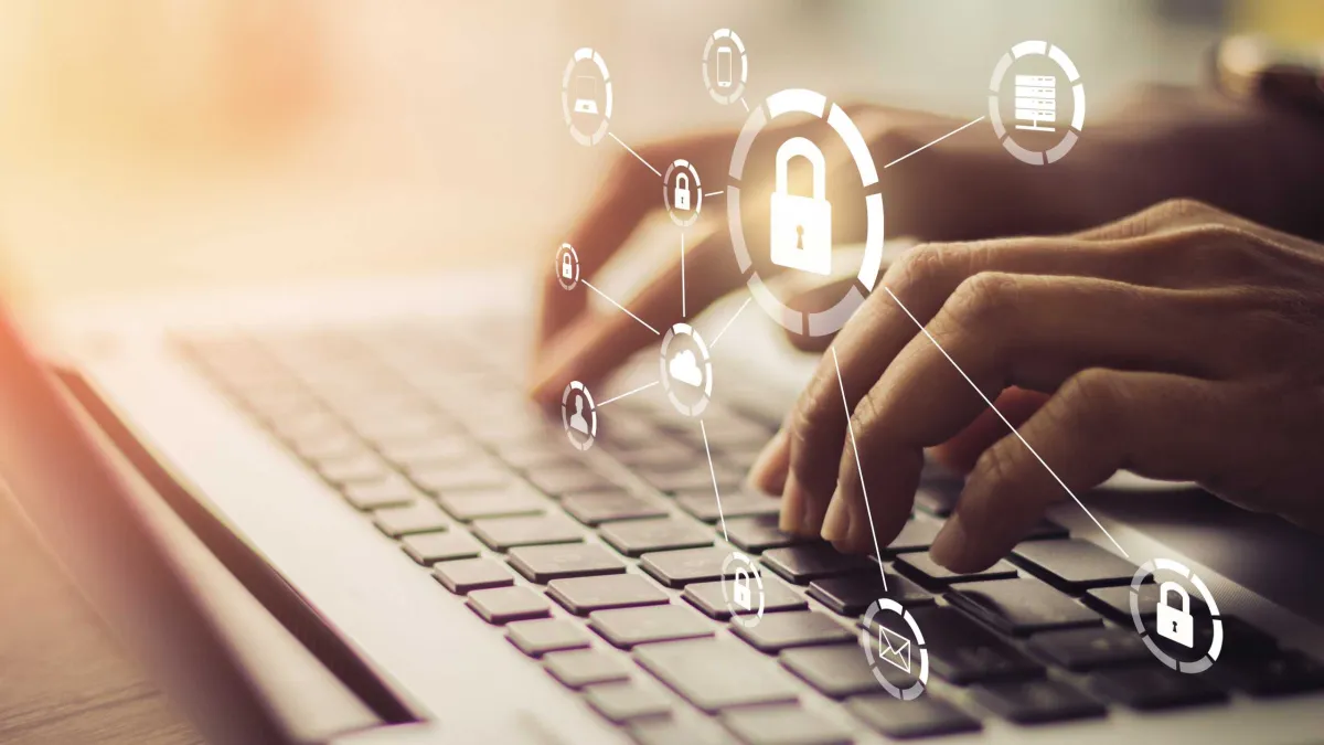 The browser settings interface displays privacy configuration options for tracking prevention and data synchronization.