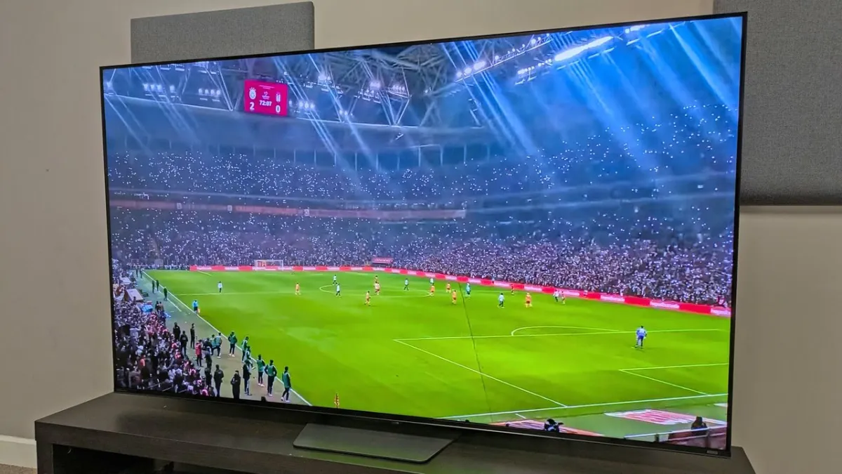 A television screen displays visible backlight blotches during fast motion compared to a uniform display.