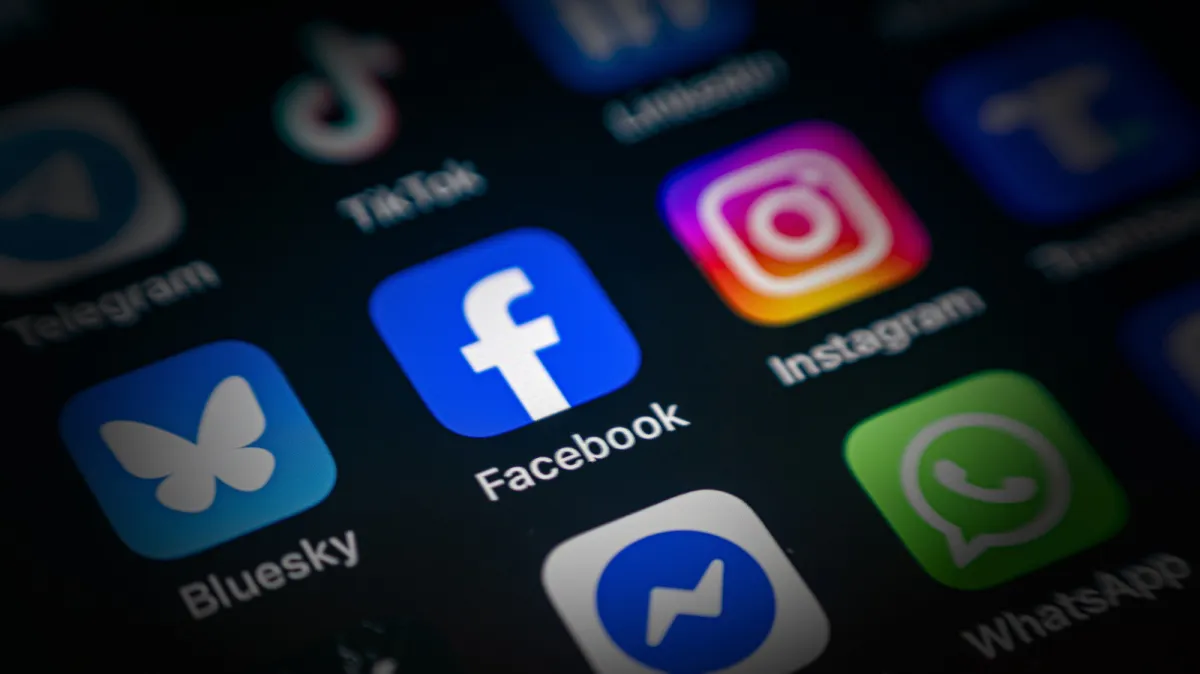 Error screens for Facebook, Instagram, WhatsApp, and Messenger during the recent Meta platform service disruption.