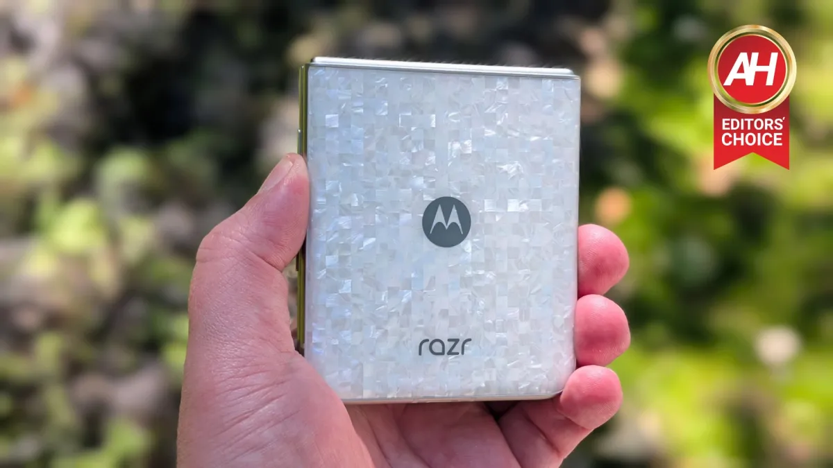 The Motorola Razr 2026 device is shown in both folded and unfolded states.