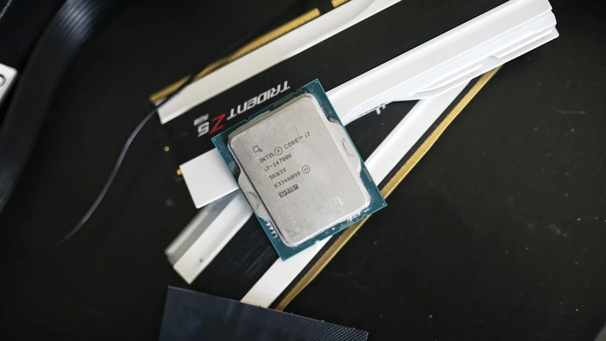 The diagram shows the LGA 1700 socket layout with DDR4 memory support for Intel Raptor Lake Next processors.