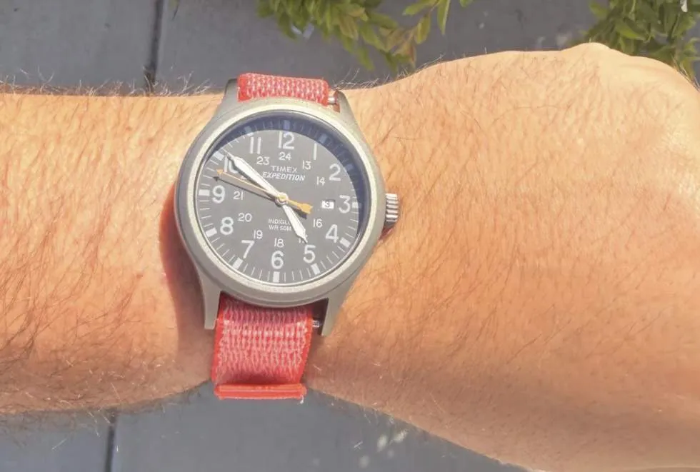 The Fitbit Air fitness band connects to a dedicated screenless watch module.