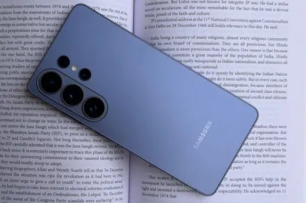 Samsung Galaxy S27 Ultra showing horizontal camera layout and integrated Qi2 magnetic charging alignment.