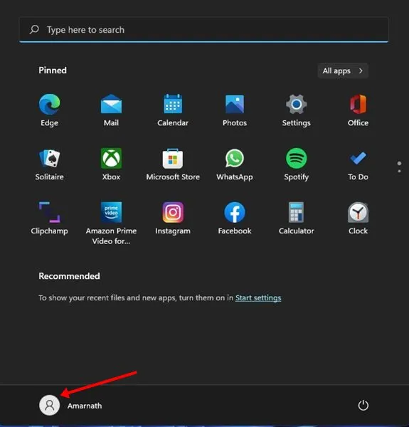 The Windows 11 interface shows the user account switching menu for managing active sessions.