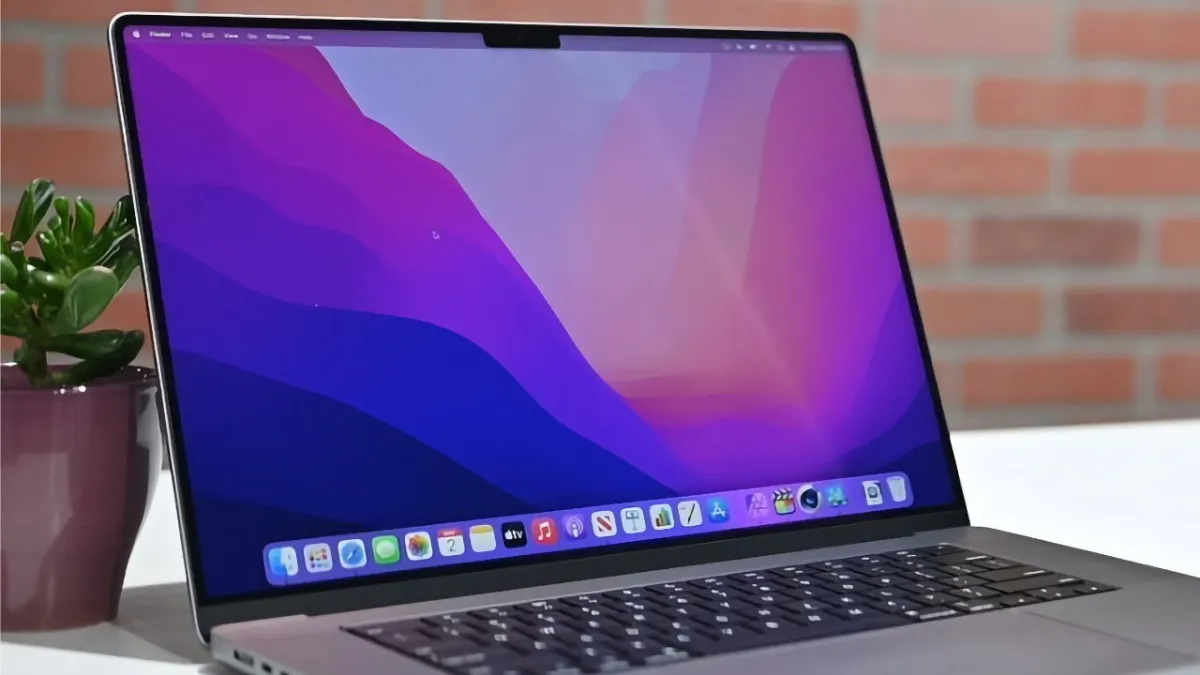 This diagram illustrates the Apple touchscreen MacBook Ultra with an OLED display and projected release timeline.