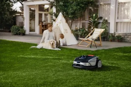 A wire-free robot mower navigates an unbounded yard using sensor fusion instead of perimeter cables.