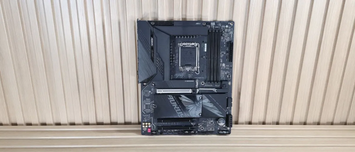 The image shows the top side of the Gigabyte Z890 Aorus Elite Wi-Fi 7 Plus motherboard with visible CPU socket and RAM slots.