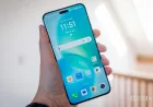 A smartphone display panel shows peak brightness specifications during technical testing.