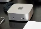 A silver Mac mini desktop computer sits beside a chart comparing M4 and M5 availability timelines.