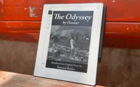 The device features a textured E Ink screen and a lightweight frame for distraction-free note-taking.