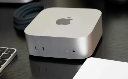 A silver Mac mini desktop computer sits beside a chart comparing M4 and M5 availability timelines.