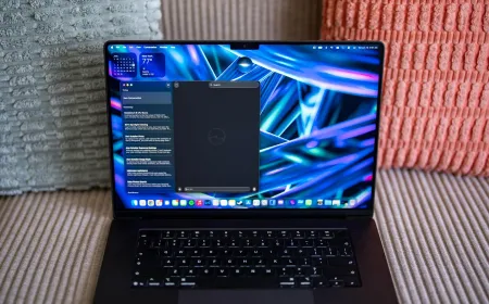 The Siri AI interface appears on a macOS desktop during early testing of the Golden Gate update.
