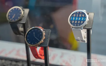 Pebble Round 2 smartwatch and Index 01 smart ring displayed alongside revised July and August shipping timelines.
