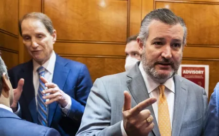 Senators Ted Cruz and Ron Wyden introduce the JAWBONE Act to prohibit federal coercion of speech.
