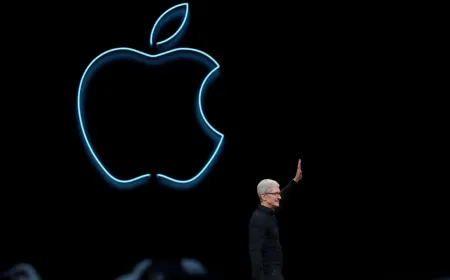 The slide displays Siri interface updates and iOS 27 system icons during the Apple WWDC 2026 keynote.