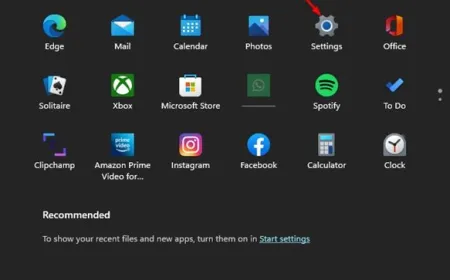 The Windows 11 date and time settings panel displays synchronization status and regional configuration options.