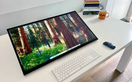 Alogic Aspekt 4K Touch monitor with Omni Stand and connected Mac mini M4