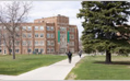 Students walk across a university campus as American colleges rapidly expand artificial intelligence degree programs.