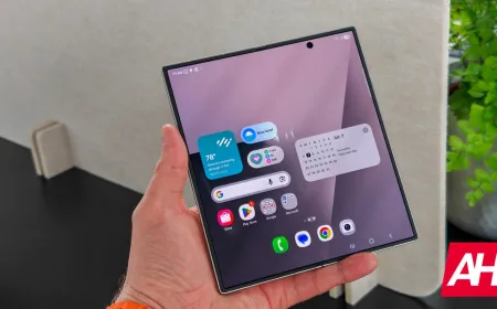 The battery indicator on a Galaxy Z Fold 7 shows accelerated power drain following a recent software update.