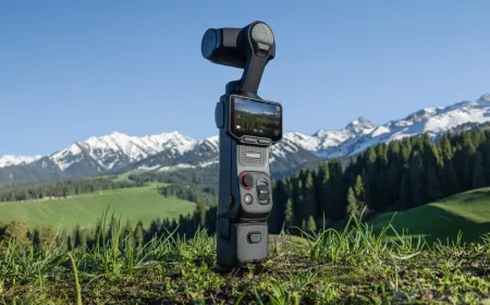 The photograph displays the Insta360 Luna Ultra pocket camera alongside its integrated mechanical gimbal mechanism.