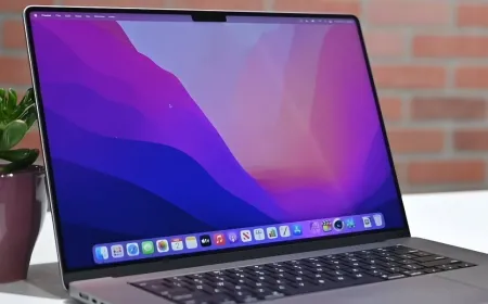 This diagram illustrates the Apple touchscreen MacBook Ultra with an OLED display and projected release timeline.