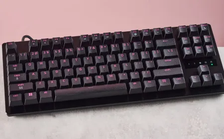 A top-down view of the Razer Huntsman V3 TKL keyboard highlighting its elevated keycaps and compact layout.
