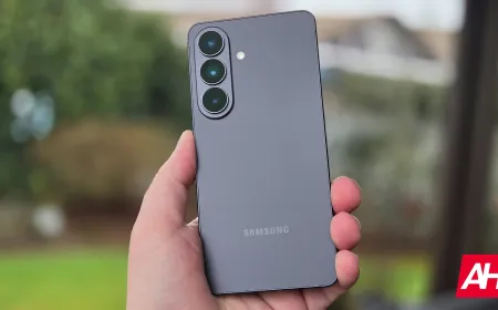 Samsung flagship smartphone on a retail site shows a temporary discount to illustrate early launch pricing strategies.
