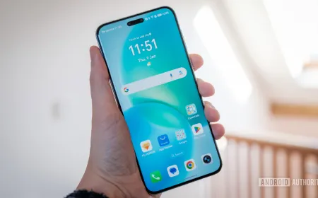 A smartphone display panel shows peak brightness specifications during technical testing.