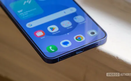 Samsung Galaxy S25 interface displays One UI 8.5 notification and AI features.