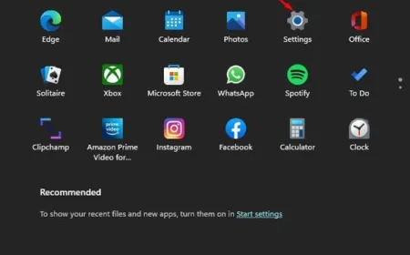 The Windows 11 Settings window displays the account removal options for administrators.