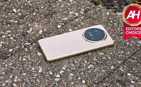 The Honor Magic V6 foldable smartphone is displayed in its closed state.