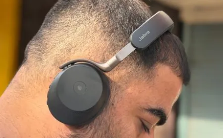 Jabra Evolve3 75 headset with boomless microphone array and lightweight on-ear design for hybrid professionals.