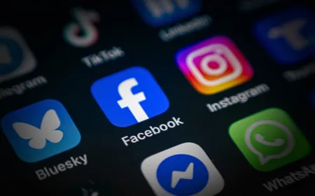 Error screens for Facebook, Instagram, WhatsApp, and Messenger during the recent Meta platform service disruption.