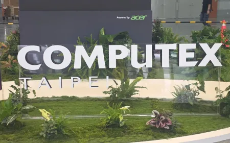 Mainland Chinese exhibitors waiting at Computex 2026 registration desks amid permit delays and document checks.