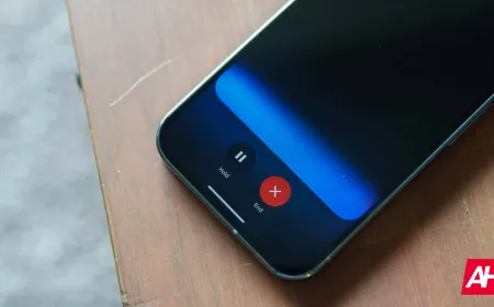 An Android smartphone displays the Google Gemini application interface alongside a system error notification.