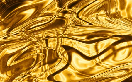 Gold surface atoms reorganizing into hexagonal lattices in bulk versus exposed reactive square sites on nanoparticles