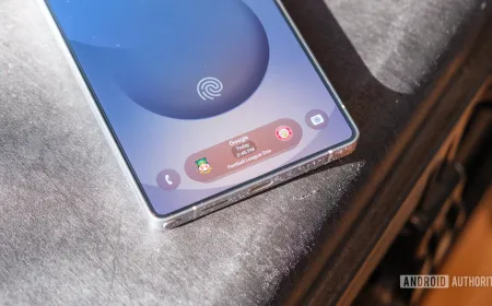 Samsung Always-on Display showing FIFA World Cup 2026 goal celebration animations on the lock screen.