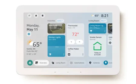The Echo Hub smart display shows a customizable dashboard with resizable tiles and smart home controls.