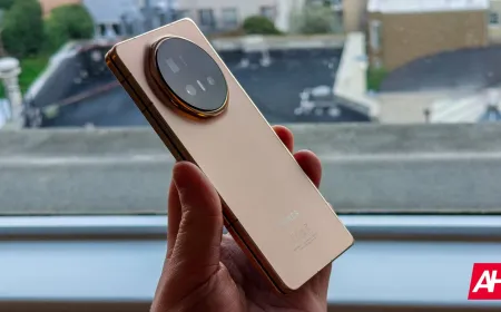 The Honor Magic V6 foldable device is pictured alongside industry charts detailing distribution delays and pricing.