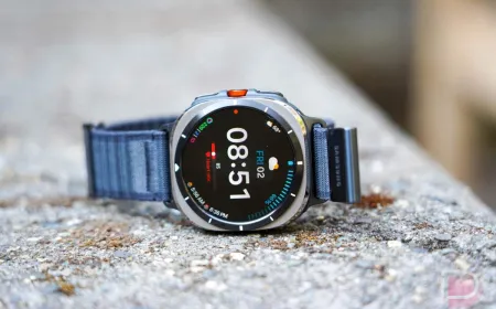 This diagram illustrates the enlarged internal battery in the Samsung Galaxy Watch Ultra 2 compared to the previous model.