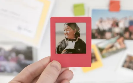 The Vidabay Snap magnetic E Ink photo frame displays a digital image with a visible adhesive backing.
