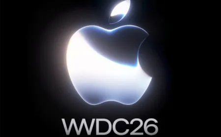 The slide displays Apple's keynote presentation on Siri updates and iOS 27 platform features.
