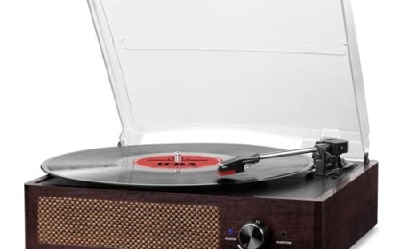 This turntable combines analog playback mechanics with built-in acoustic drivers.