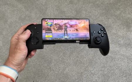 SteelSeries Nimbus Cloud controller with its telescopic grip and phone mounting mechanism.