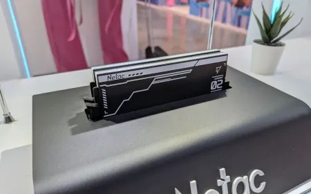 Netac DDR5 memory modules, U.3 solid state drives, and docking hardware are displayed at Computex 2026.